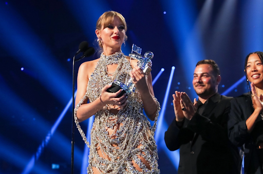 taylor swift accepts MTV Music Award