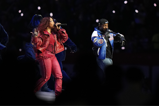 Kendrick and his backup dancers form into the American flag to accentuate the “American” theme, Kendrick performs his song “Humble” (Victoria Ochoa) 